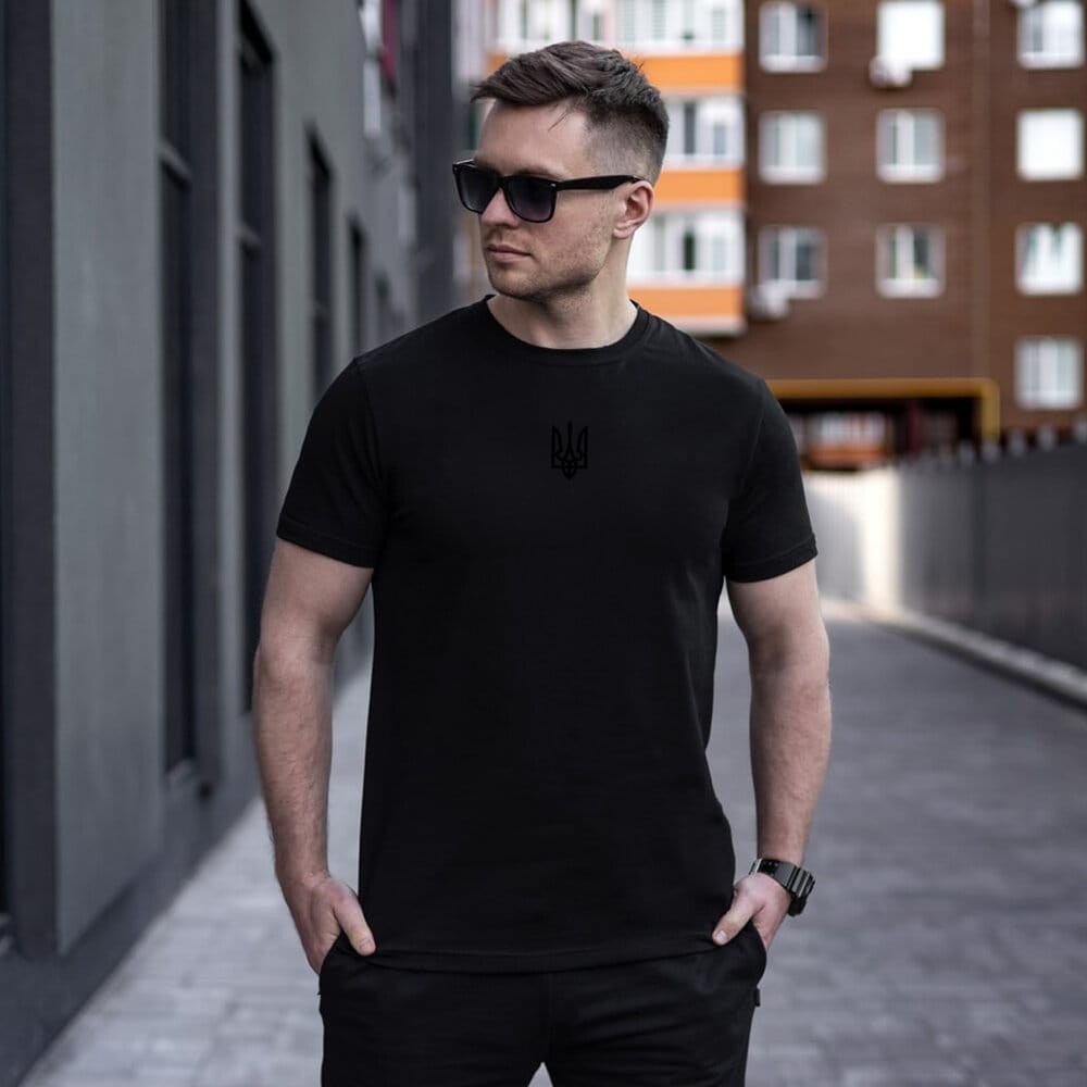 Футболка чоловіча однотонна чорна Pobedov Peremoga - наклейка Герб 4см чорна