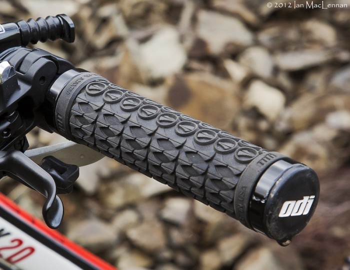 Гріпси ODI SDG LOCK-ON GRIPS чорні з фіолетовими замками