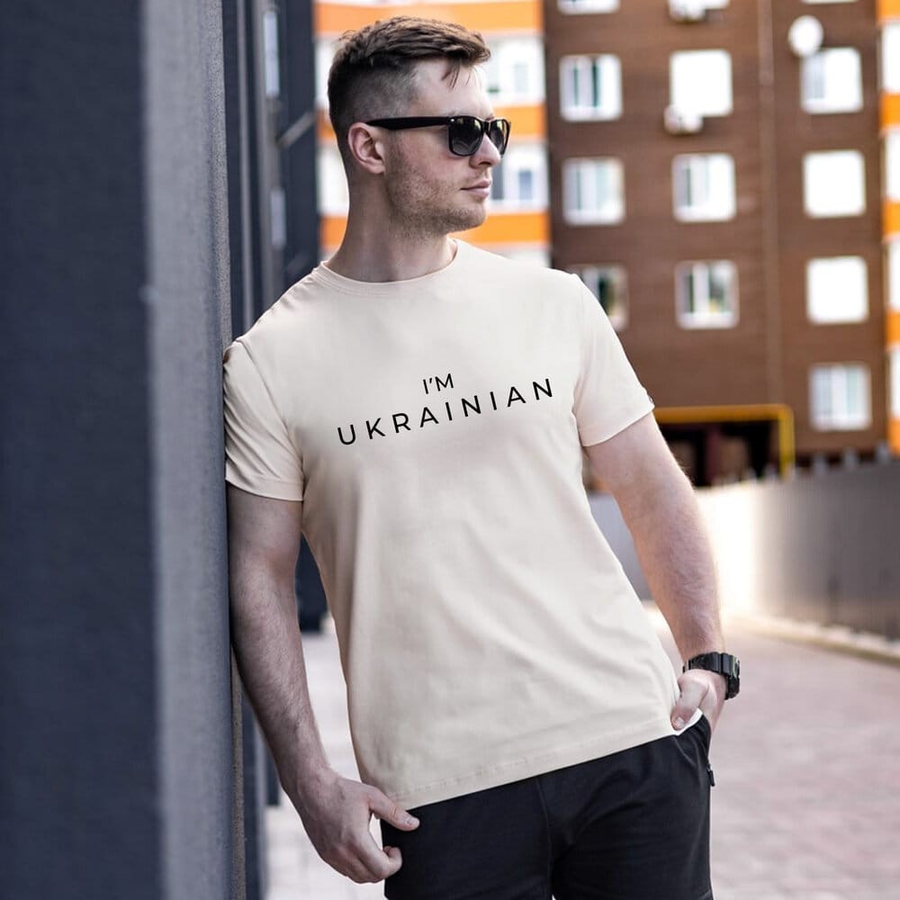 Футболка чоловіча однотонна молочна Pobedov Peremoga - I'M UKRAINIAN наклейка чорна