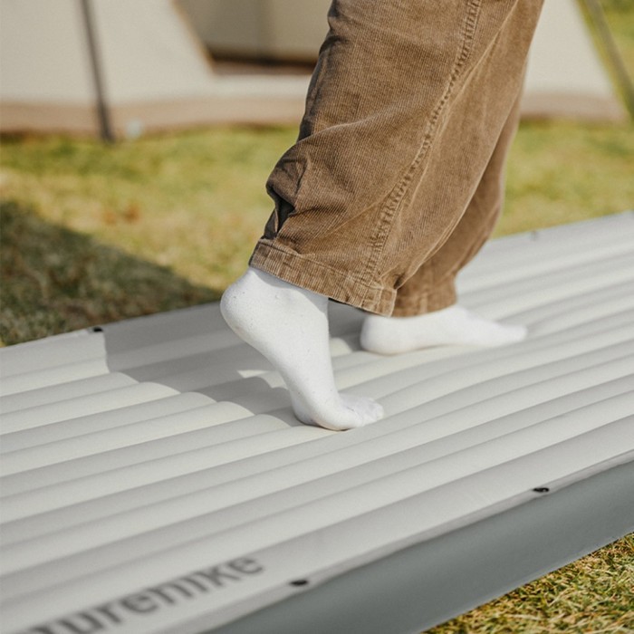 Туристичний надувний матрац одномісний Naturehike CNK2450WS035, 198х68х9.5 см, білий із вбудованою помпою для надування