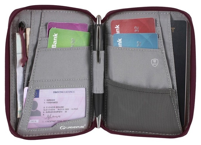 Lifeventure гаманець Recycled RFID Mini Travel Wallet plum