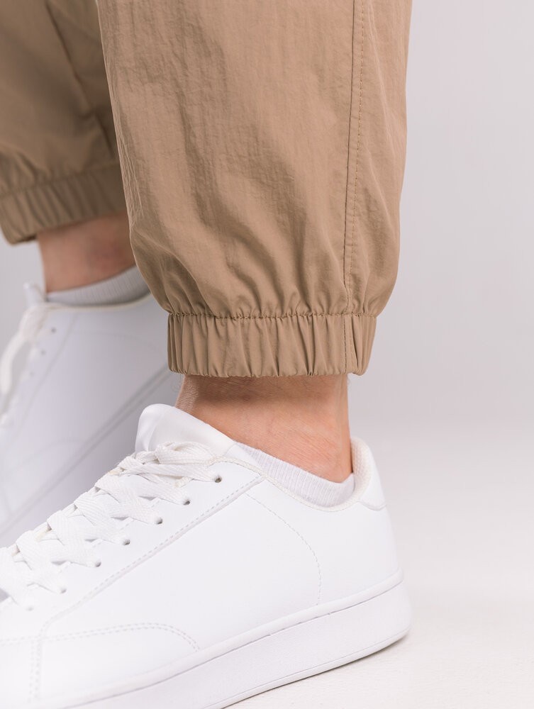 Чоловічі штани джогери з плащівки бежеві з кишенями Pobedov Ground