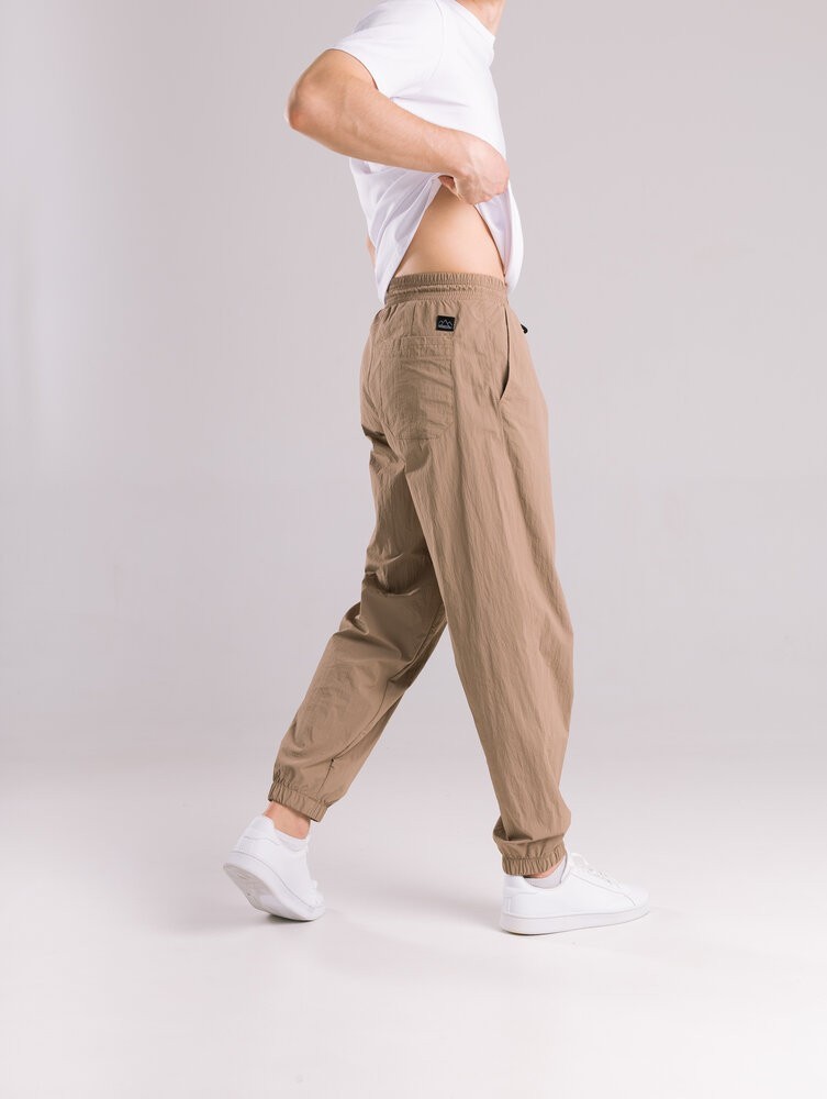 Чоловічі штани джогери з плащівки бежеві з кишенями Pobedov Ground