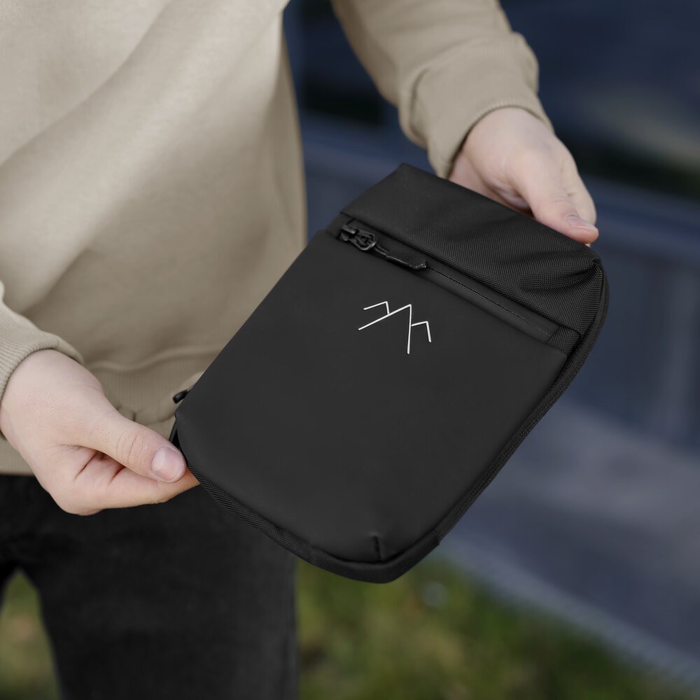 Чоловіча чорна сумка з кишенями на замку Pobedov Vertical