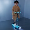 Самокат MICRO серії "Maxi Deluxe Glow LED" – СИНІЙ КРИШТАЛЬ (до 50 kg, 3-х колісний, світло) Фото - 1