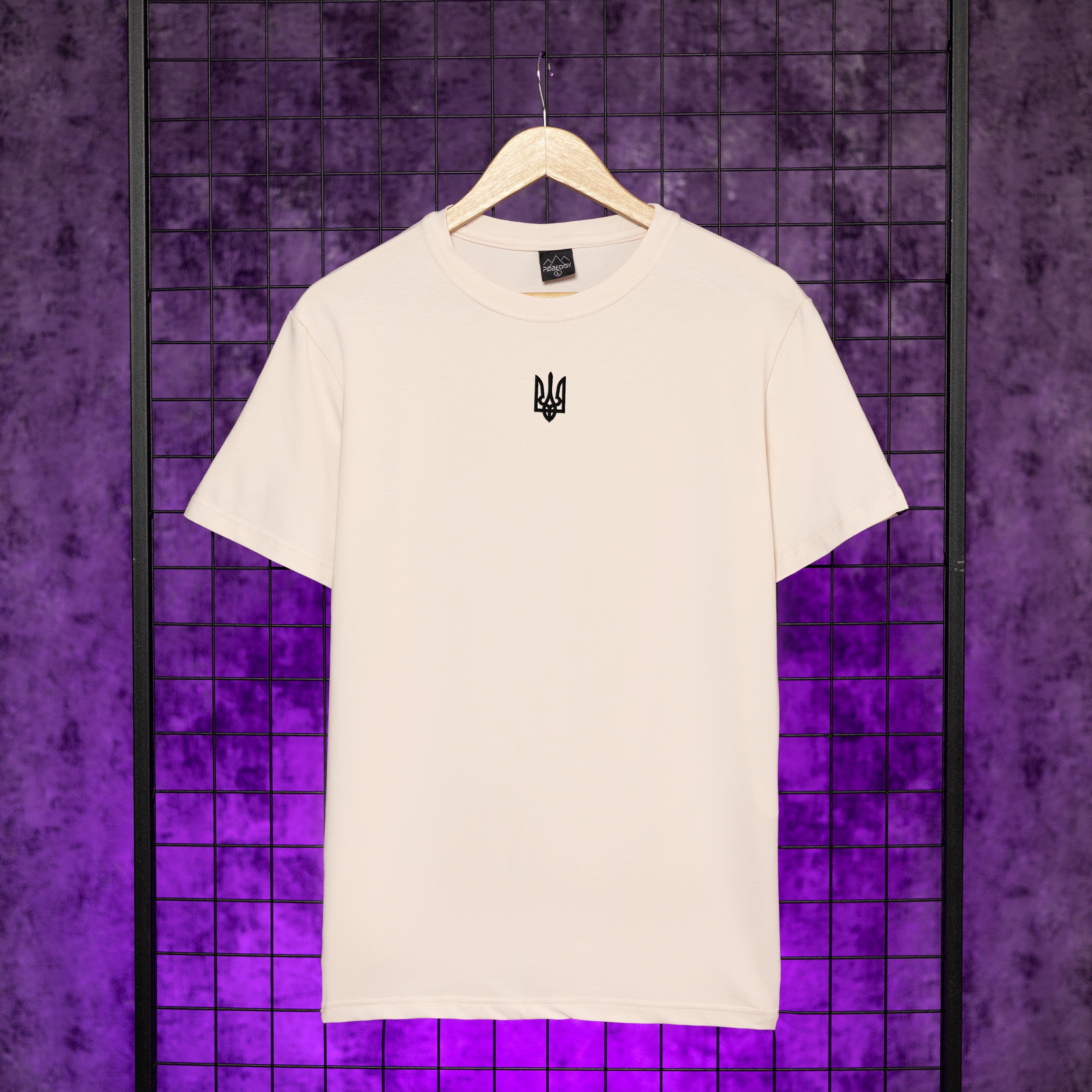 Футболка чоловіча однотонна молочна Pobedov Peremoga - Герб чорна вишивка