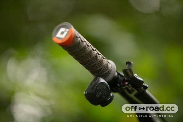 Гріпси ODI Vanquish, v2.1 Lock-On ,MTB , Closed End Pink/Gray w/Blk