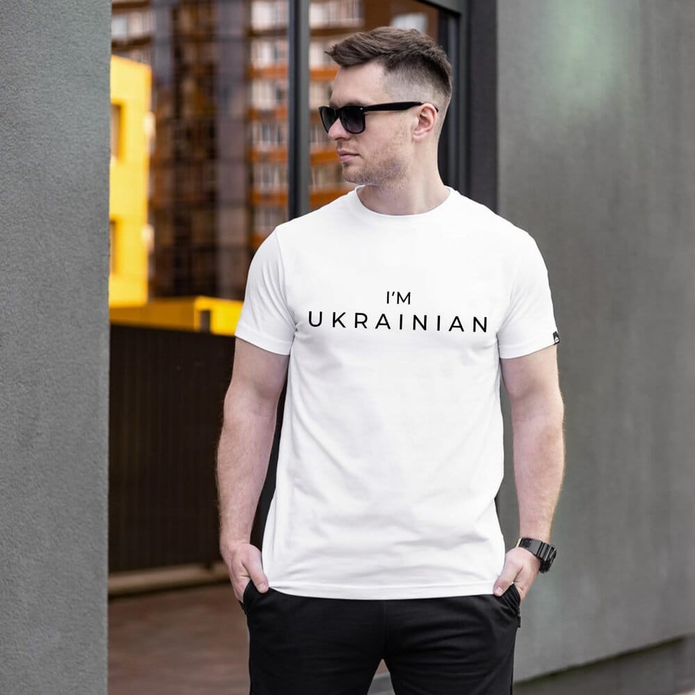 Футболка чоловіча однотонна біла Pobedov Peremoga - I'M UKRAINIAN наклейка чорна