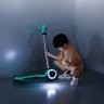 Самокат MICRO серії "Maxi Deluxe Glow LED" – ЖЕЛЕЙНИЙ ЗЕЛЕНИЙ (до 50 kg, 3-х колісний, світло) Фото - 1
