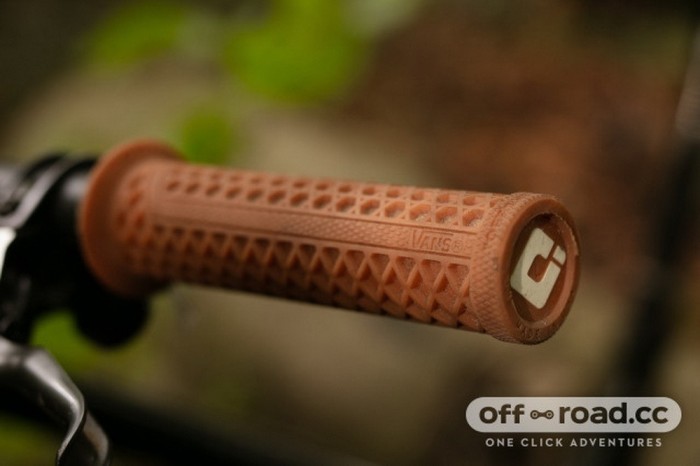 Грипси ODI Vans v2.1 Lock-On MTB Closed End 135mm Red Checker