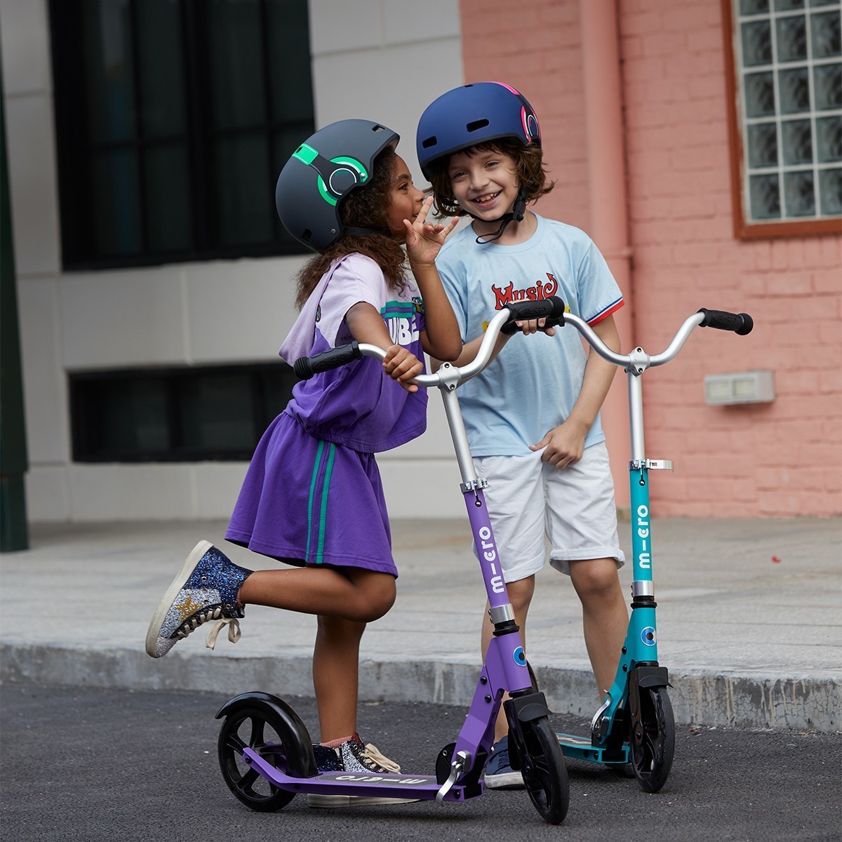 Захисний шолом MICRO - ЗЕЛЕНИЙ З МАЛЮНКОМ НАВУШНИКІВ (52-56 cm, M, світло)