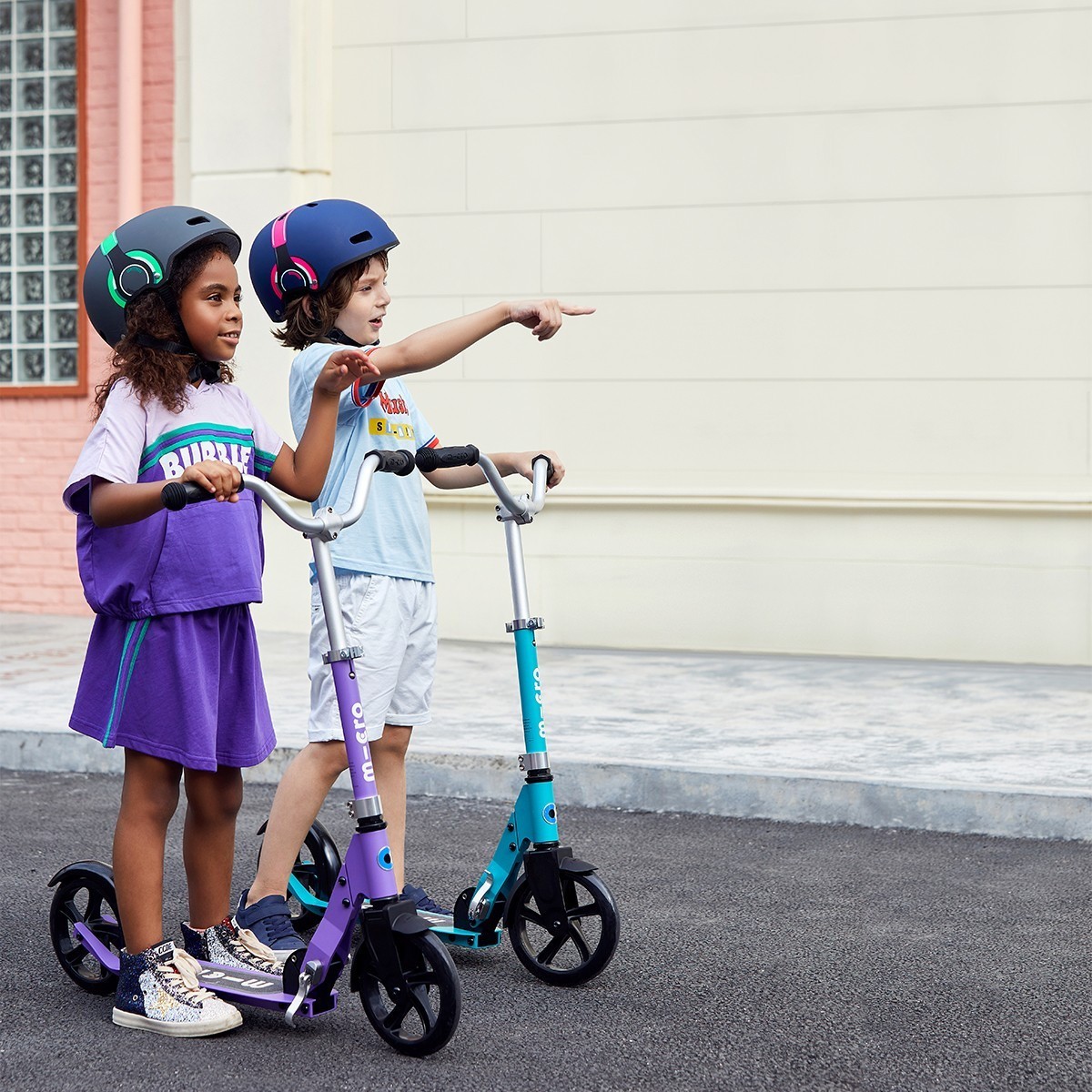 Захисний шолом MICRO - ЗЕЛЕНИЙ З МАЛЮНКОМ НАВУШНИКІВ (52-56 cm, M, світло)